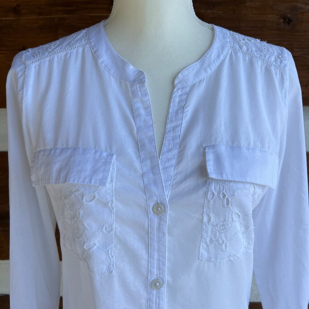 CHICO’S White Eyelet, Sequin Top, Buttons, Pocket, Summer Blouse Sz 0 (US 4)